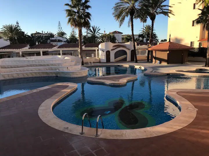ALQUILER ANUAL DE ESTUDIO  ACOGEDOR  EN LA URBANIZACIÓN  CON PISCINA